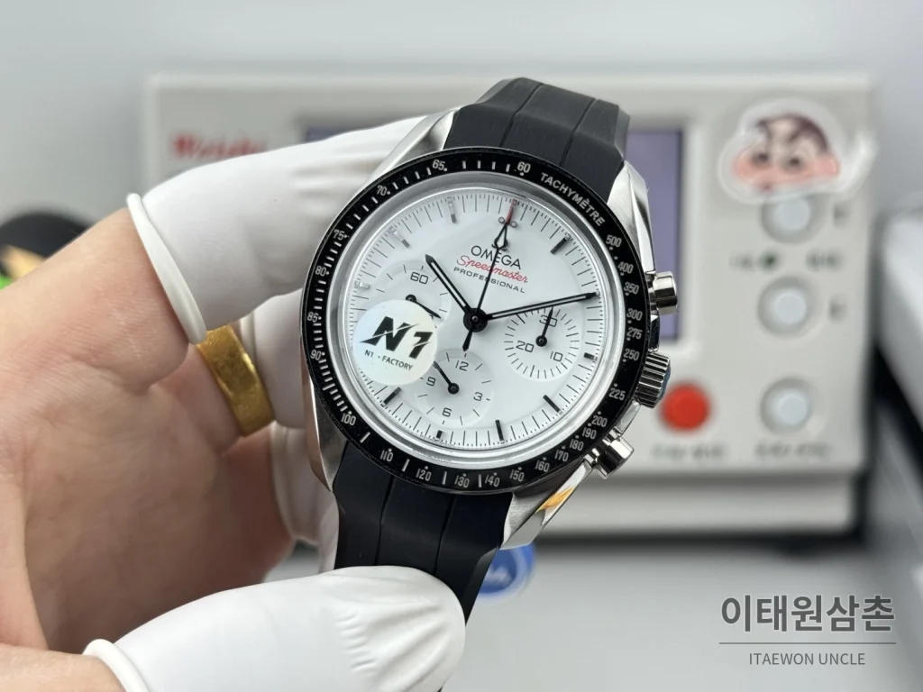 오메가 스피드마스터 크로노그래프 오토매틱 42mm 화이트 다이얼 블랙 러버 스트랩 블랙 베젤