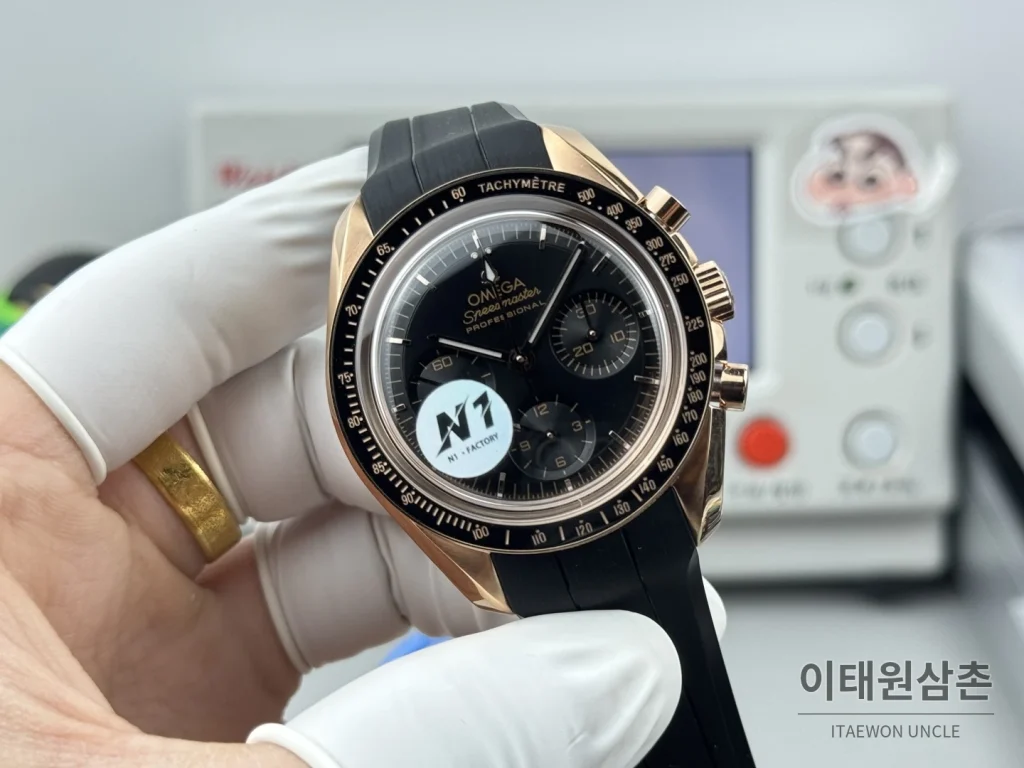 오메가 스피드마스터 크로노그래프 오토매틱 42mm 블랙 다이얼 블랙 러버 스트랩 로즈골드 베젤 로즈골드 케이스