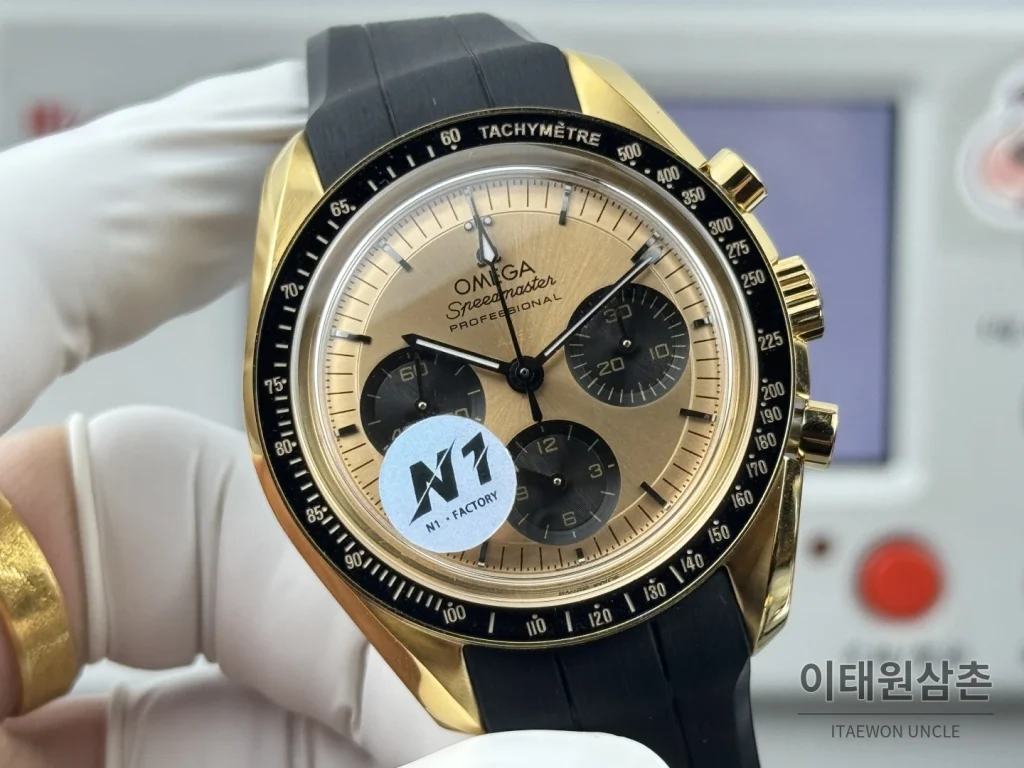오메가 스피드마스터 크로노그래프 오토매틱 42mm 샴페인 다이얼 블랙 러버 스트랩 블랙 베젤 골드 케이스