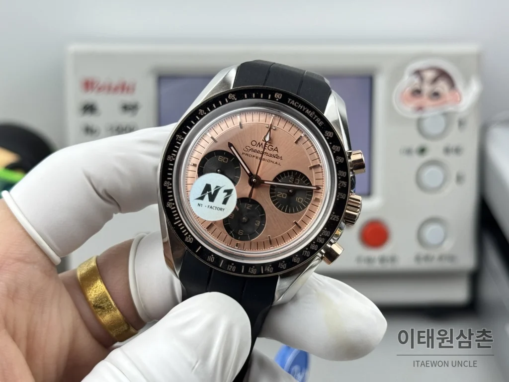 오메가 스피드마스터 크로노그래프 오토매틱 42mm 샴페인 다이얼 블랙 러버 스트랩 블랙 베젤