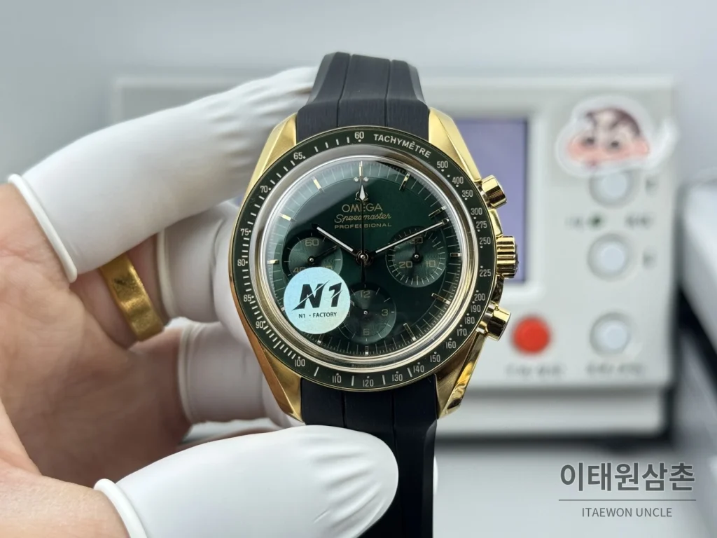 오메가 스피드마스터 크로노그래프 오토매틱 42mm 그린 다이얼 블랙 러버 스트랩 그린 베젤 골드 케이스