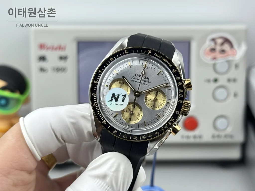오메가 스피드마스터 크로노그래프 오토매틱 42mm 그레이 다이얼 블랙 러버 스트랩 블랙 베젤