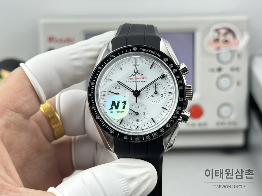 오메가 스피드마스터 크로노그래프 오토매틱 42mm 화이트 다이얼 블랙 러버 스트랩 블랙 베젤