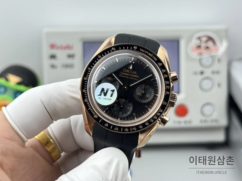 오메가 스피드마스터 크로노그래프 오토매틱 42mm 블랙 다이얼 블랙 러버 스트랩 로즈골드 베젤 로즈골드 케이스