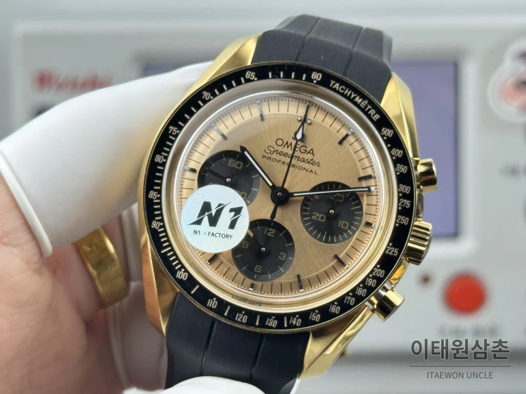 오메가 스피드마스터 크로노그래프 오토매틱 42mm 샴페인 다이얼 블랙 러버 스트랩 블랙 베젤 골드 케이스
