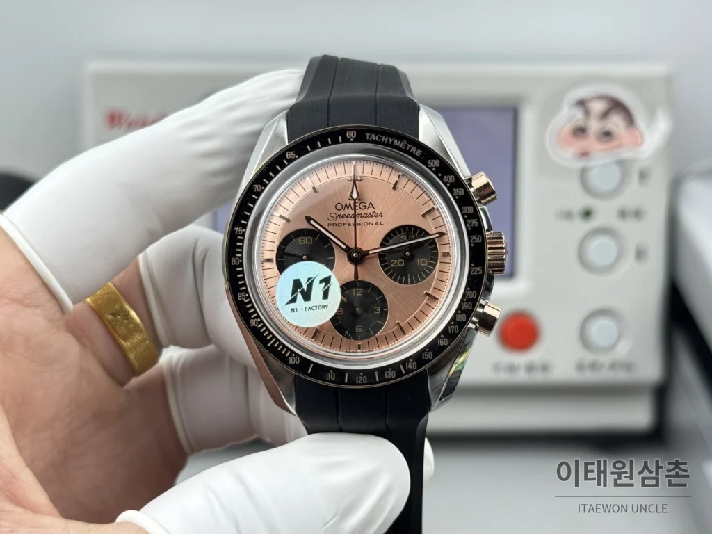 오메가 스피드마스터 크로노그래프 오토매틱 42mm 샴페인 다이얼 블랙 러버 스트랩 블랙 베젤