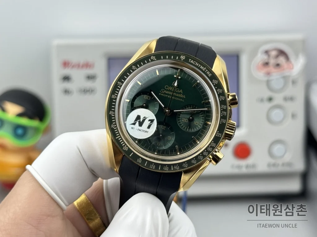 오메가 스피드마스터 크로노그래프 오토매틱 42mm 그린 다이얼 블랙 러버 스트랩 그린 베젤 골드 케이스
