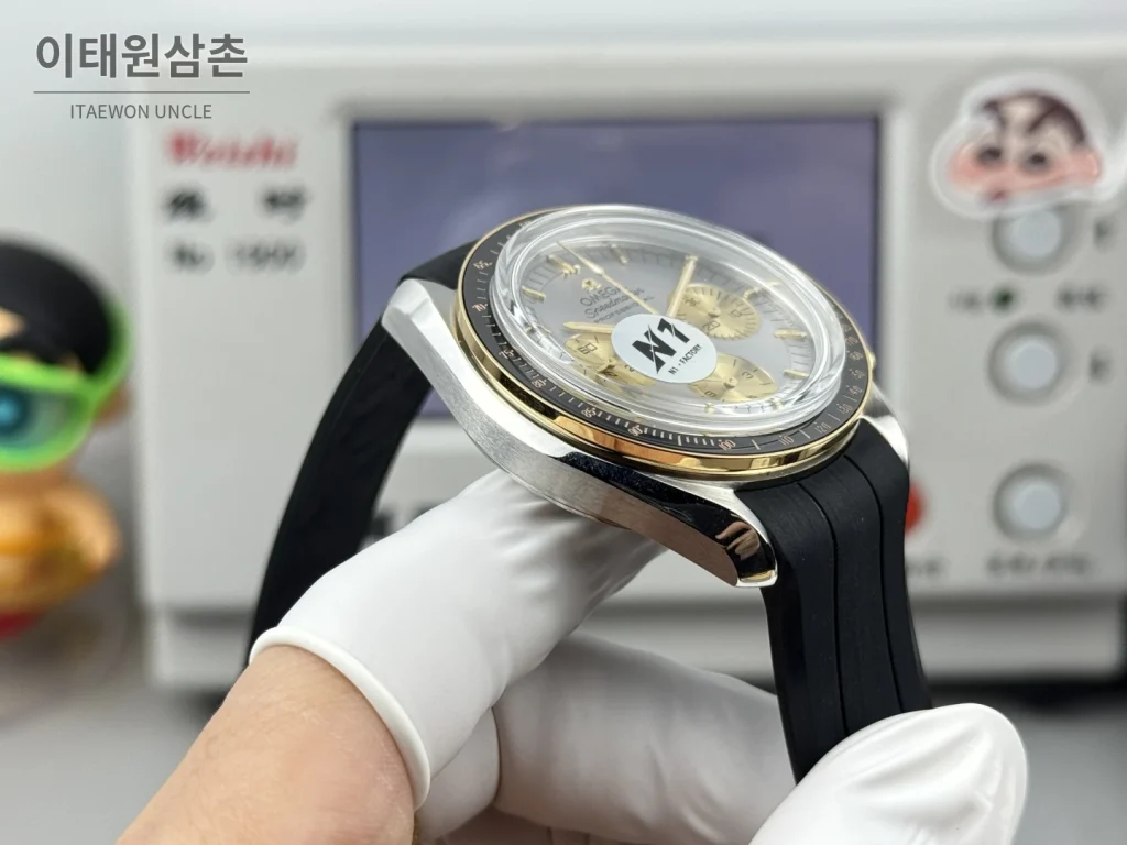 오메가 스피드마스터 크로노그래프 오토매틱 42mm 그레이 다이얼 블랙 러버 스트랩 블랙 베젤