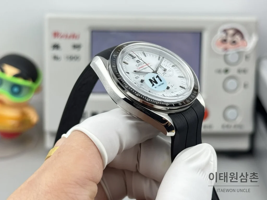 오메가 스피드마스터 크로노그래프 오토매틱 42mm 화이트 다이얼 블랙 러버 스트랩 블랙 베젤