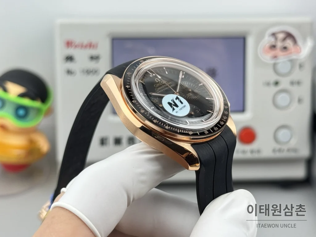 오메가 스피드마스터 크로노그래프 오토매틱 42mm 블랙 다이얼 블랙 러버 스트랩 로즈골드 베젤 로즈골드 케이스