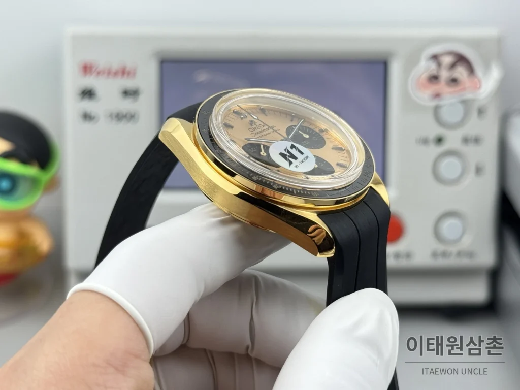 오메가 스피드마스터 크로노그래프 오토매틱 42mm 샴페인 다이얼 블랙 러버 스트랩 블랙 베젤 골드 케이스