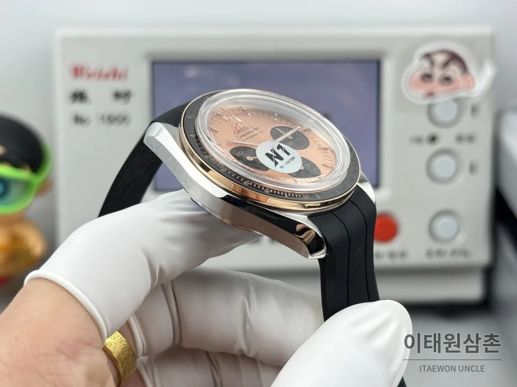 오메가 스피드마스터 크로노그래프 오토매틱 42mm 샴페인 다이얼 블랙 러버 스트랩 블랙 베젤