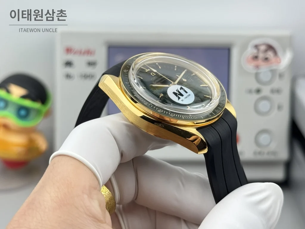 오메가 스피드마스터 크로노그래프 오토매틱 42mm 그린 다이얼 블랙 러버 스트랩 그린 베젤 골드 케이스