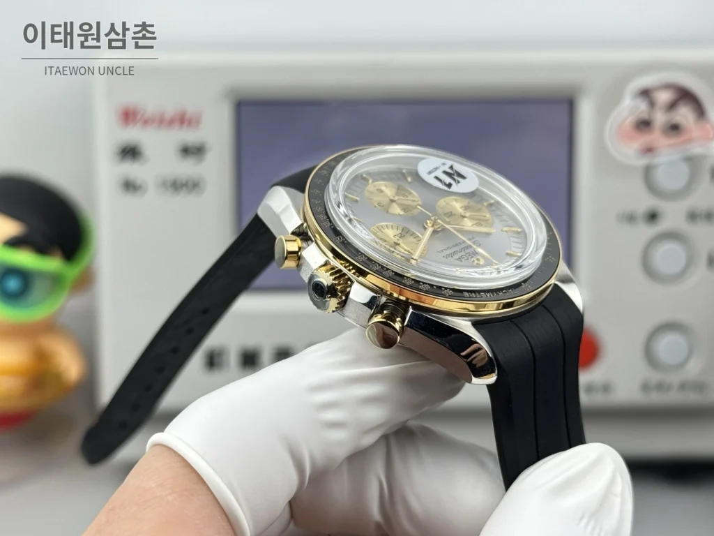 오메가 스피드마스터 크로노그래프 오토매틱 42mm 그레이 다이얼 블랙 러버 스트랩 블랙 베젤