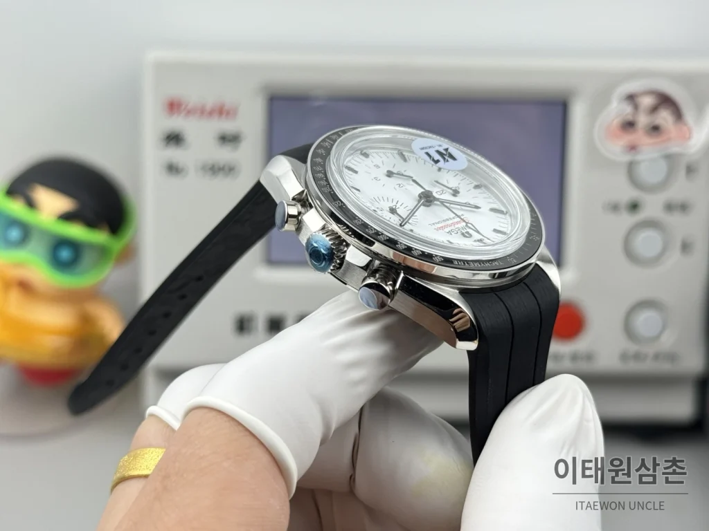 오메가 스피드마스터 크로노그래프 오토매틱 42mm 화이트 다이얼 블랙 러버 스트랩 블랙 베젤