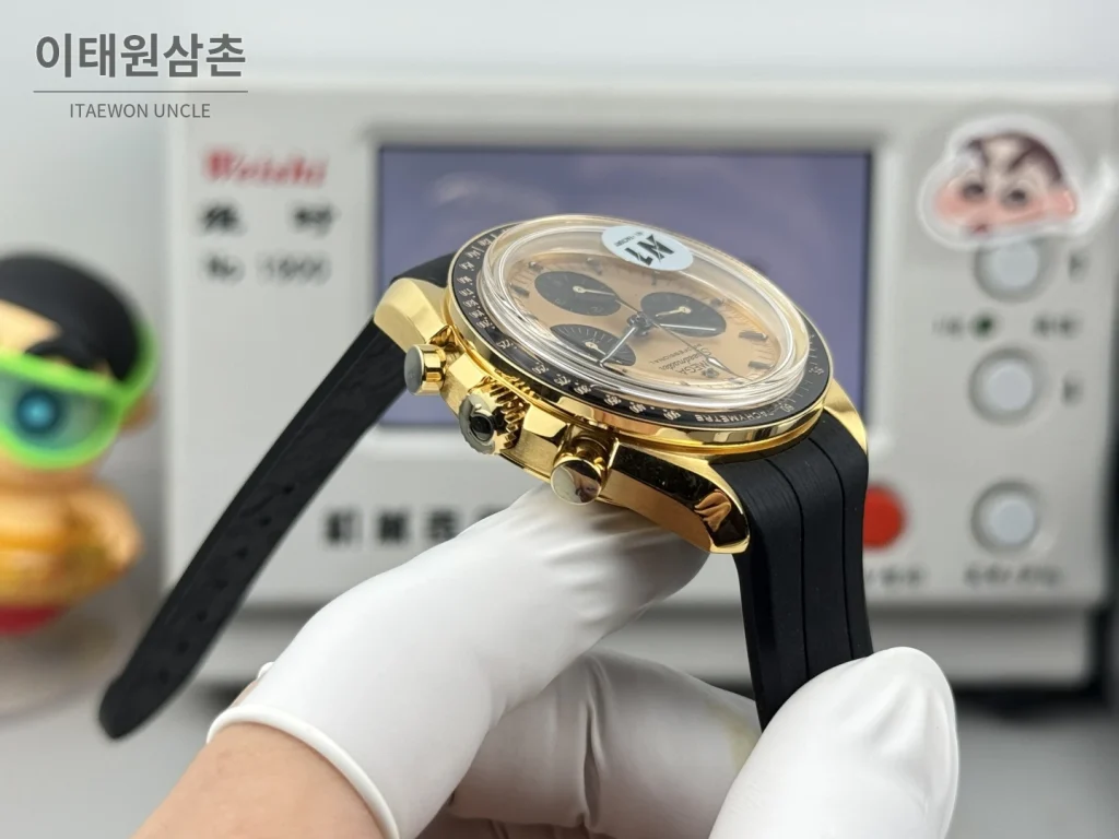 오메가 스피드마스터 크로노그래프 오토매틱 42mm 샴페인 다이얼 블랙 러버 스트랩 블랙 베젤 골드 케이스