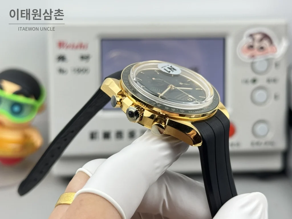 오메가 스피드마스터 크로노그래프 오토매틱 42mm 그린 다이얼 블랙 러버 스트랩 그린 베젤 골드 케이스