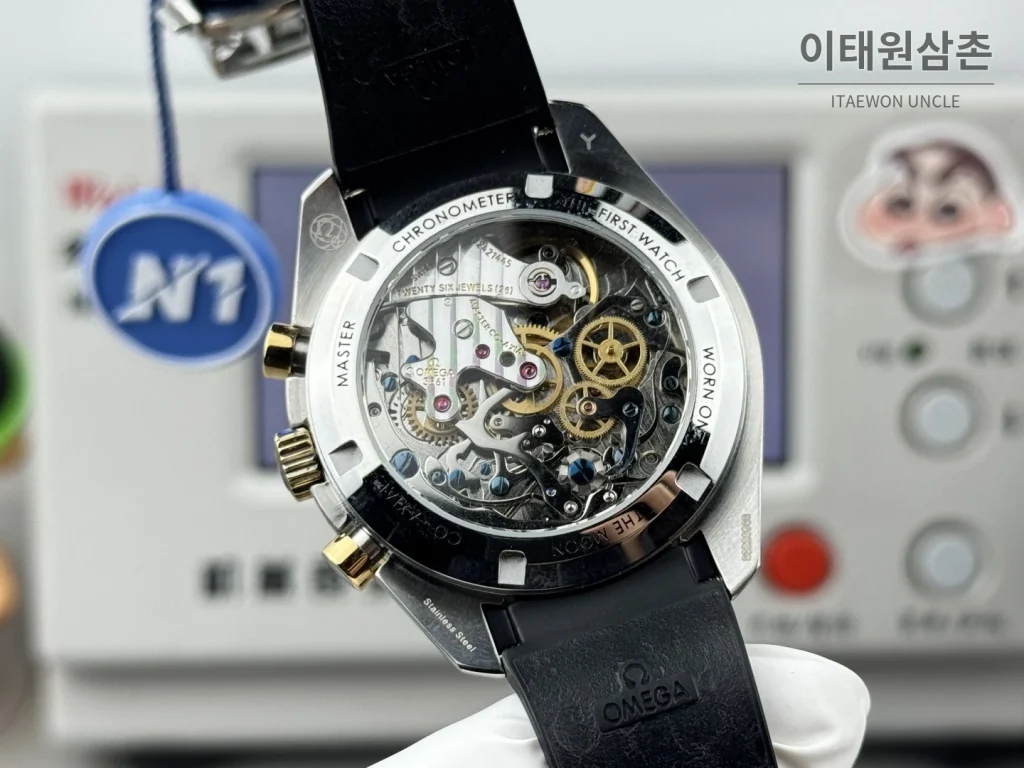오메가 스피드마스터 크로노그래프 오토매틱 42mm 그레이 다이얼 블랙 러버 스트랩 블랙 베젤