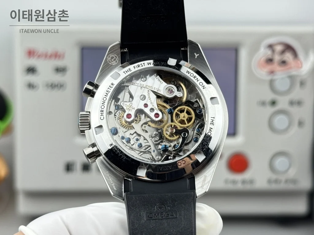 오메가 스피드마스터 크로노그래프 오토매틱 42mm 화이트 다이얼 블랙 러버 스트랩 블랙 베젤