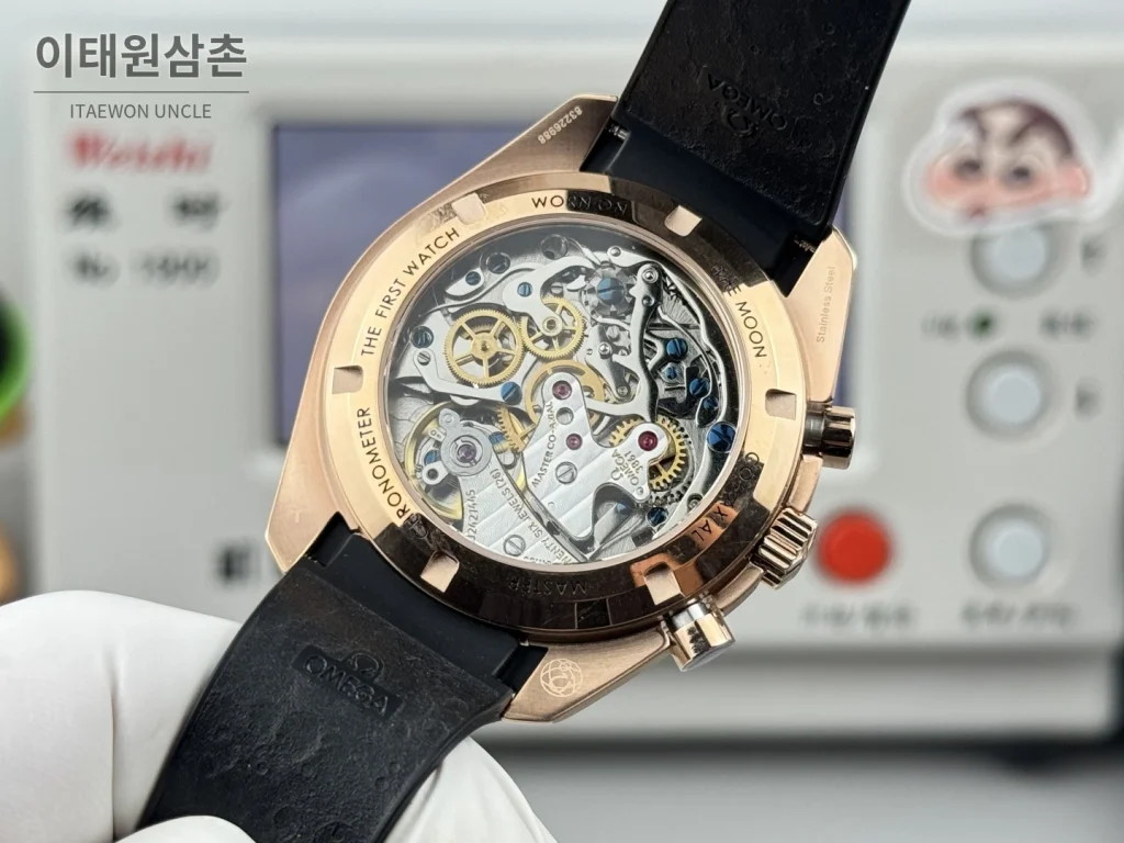오메가 스피드마스터 크로노그래프 오토매틱 42mm 블랙 다이얼 블랙 러버 스트랩 로즈골드 베젤 로즈골드 케이스