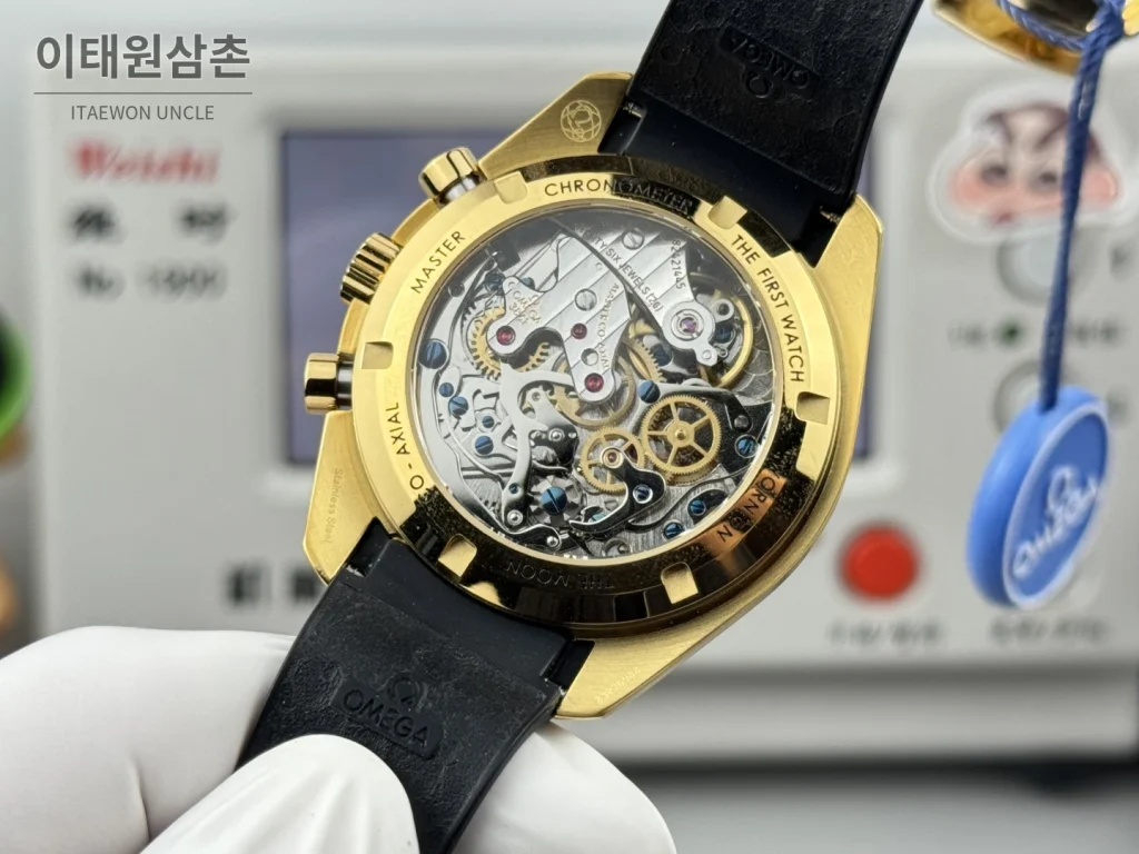 오메가 스피드마스터 크로노그래프 오토매틱 42mm 샴페인 다이얼 블랙 러버 스트랩 블랙 베젤 골드 케이스