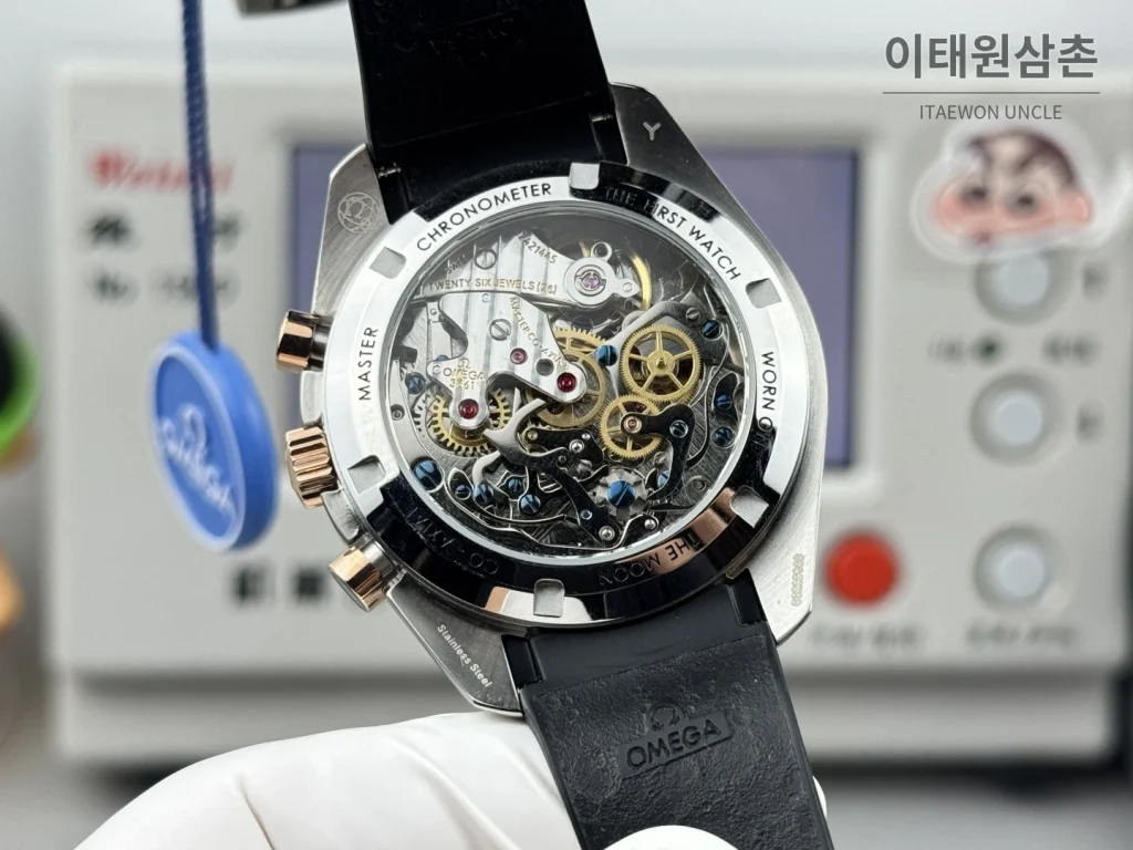 오메가 스피드마스터 크로노그래프 오토매틱 42mm 샴페인 다이얼 블랙 러버 스트랩 블랙 베젤