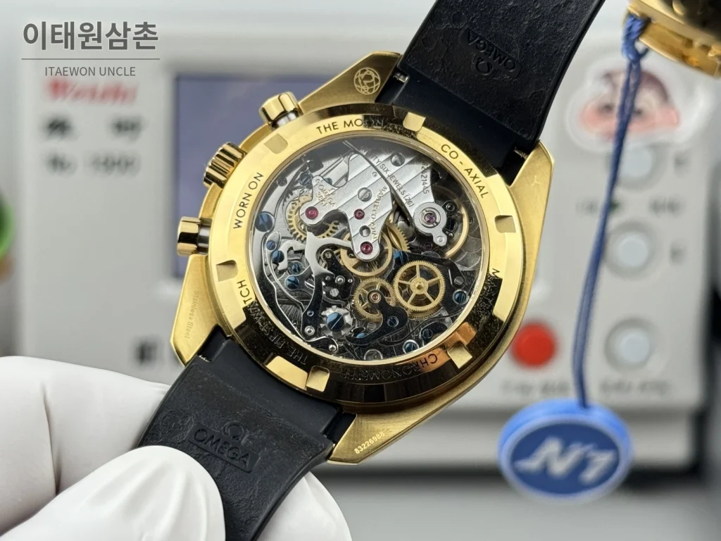 오메가 스피드마스터 크로노그래프 오토매틱 42mm 그린 다이얼 블랙 러버 스트랩 그린 베젤 골드 케이스