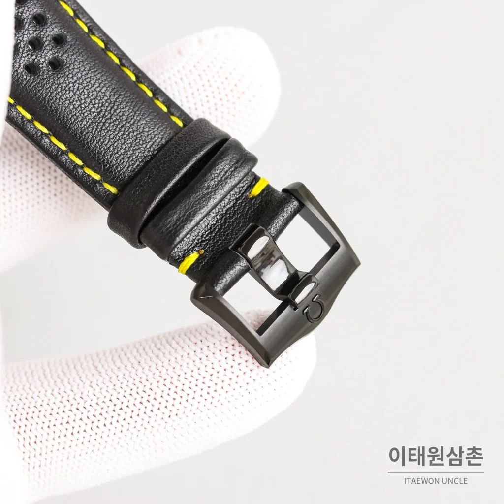 오메가 스피드마스터 크로노그래프 오토매틱 44mm 스켈레톤 다이얼 블랙 가죽 스트랩