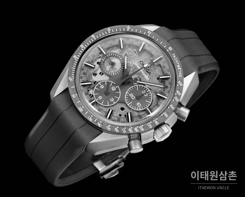 오메가 스피드마스터 다크사이드 문페이즈 세라믹 스켈레톤 오토매틱 44.25mm 그레이
