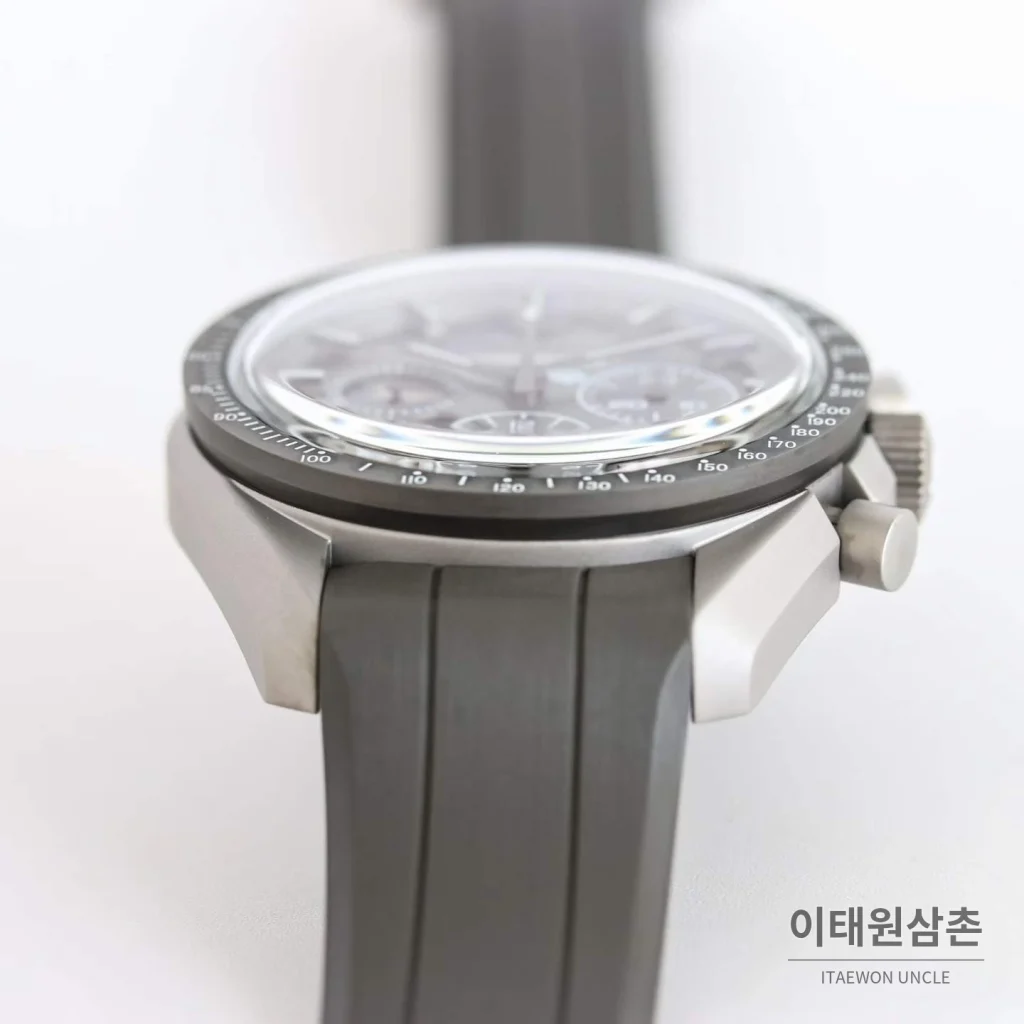 오메가 스피드마스터 다크사이드 문페이즈 세라믹 스켈레톤 오토매틱 44.25mm 그레이 (2)