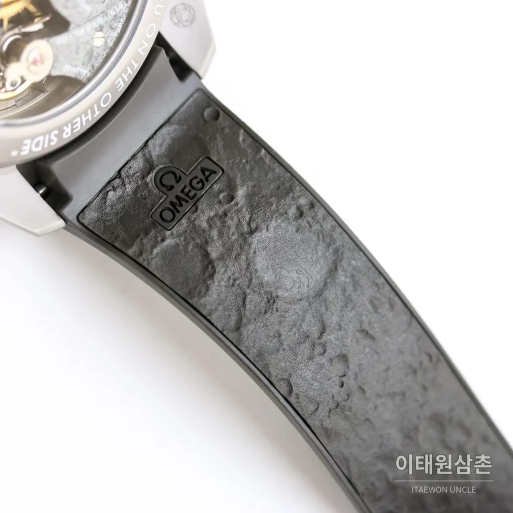 오메가 스피드마스터 다크사이드 문페이즈 세라믹 스켈레톤 오토매틱 44.25mm 그레이 (2)