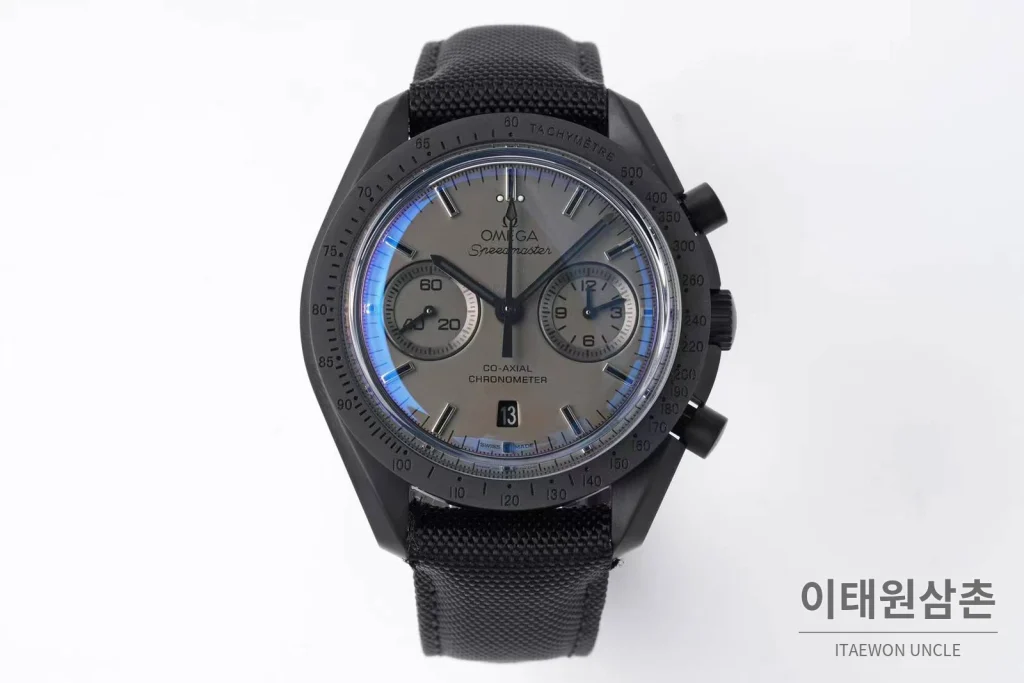 오메가 스피드마스터 다크 사이드 오브 더 문 크로노그래프 블랙 세라믹 오토매틱 44.25mm 그레이 다이얼 블랙 나일론 스트랩