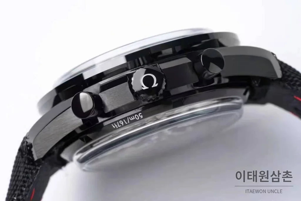 오메가 스피드마스터 다크 사이드 오브 더 문 크로노그래프 블랙 세라믹 오토매틱 44.25mm 블랙 다이얼 블랙 가죽 스트랩
