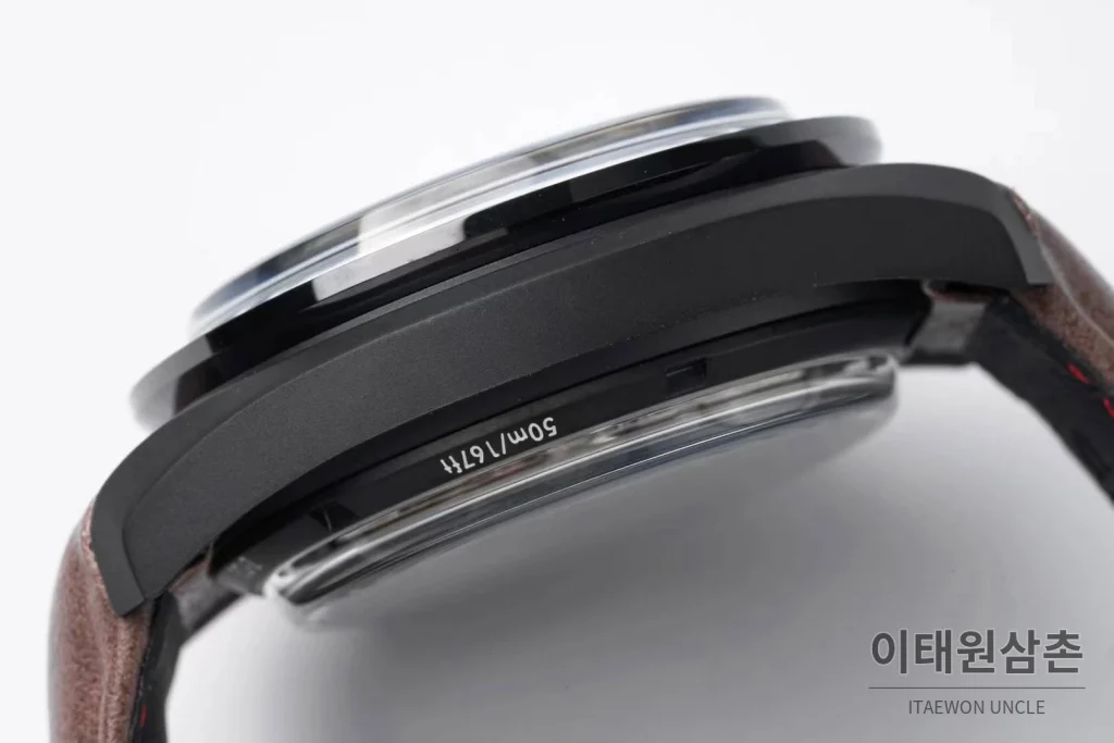 오메가 스피드마스터 다크 사이드 오브 더 문 크로노그래프 블랙 세라믹 오토매틱 44.25mm 네이비 다이얼 브라운 가죽 스트랩