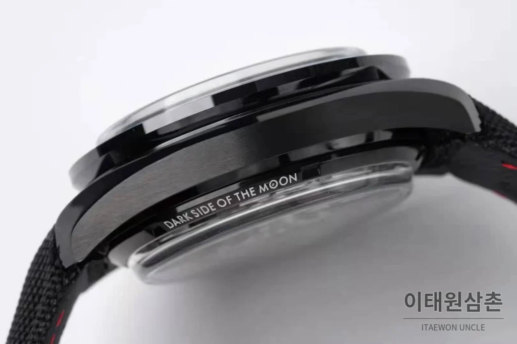 오메가 스피드마스터 다크 사이드 오브 더 문 크로노그래프 블랙 세라믹 오토매틱 44.25mm 블랙 다이얼 블랙 나일론 스트랩