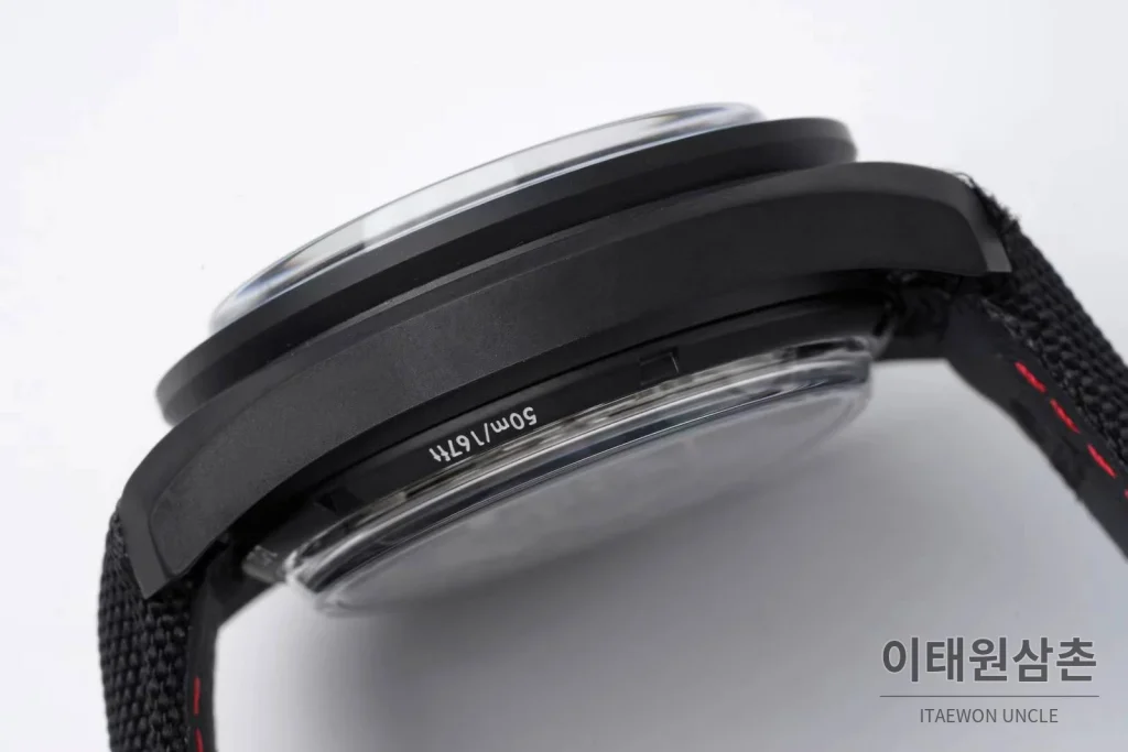 오메가 스피드마스터 다크 사이드 오브 더 문 크로노그래프 블랙 세라믹 오토매틱 44.25mm 그레이 다이얼 블랙 나일론 스트랩