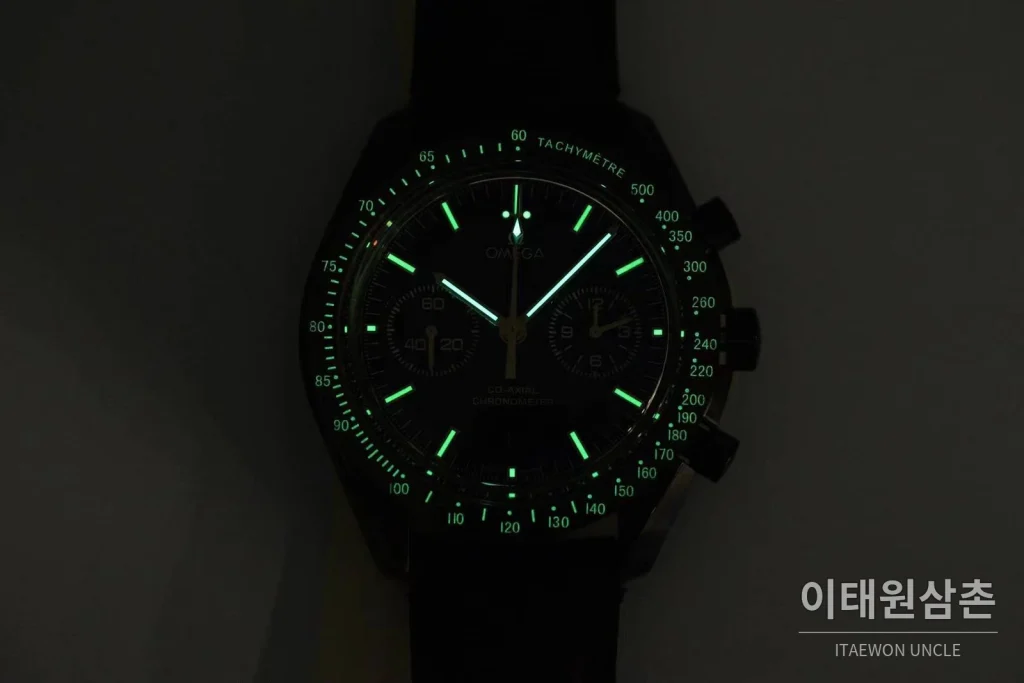 오메가 스피드마스터 다크 사이드 오브 더 문 크로노그래프 블랙 세라믹 오토매틱 44.25mm 네이비 다이얼 브라운 가죽 스트랩