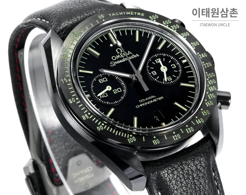 오메가 스피드마스터 문워치 세라믹 크로노그래프 블랙 베젤 화이트 인덱스 오토매틱 44.25mm 블랙 다이얼 블랙 가죽 스트랩