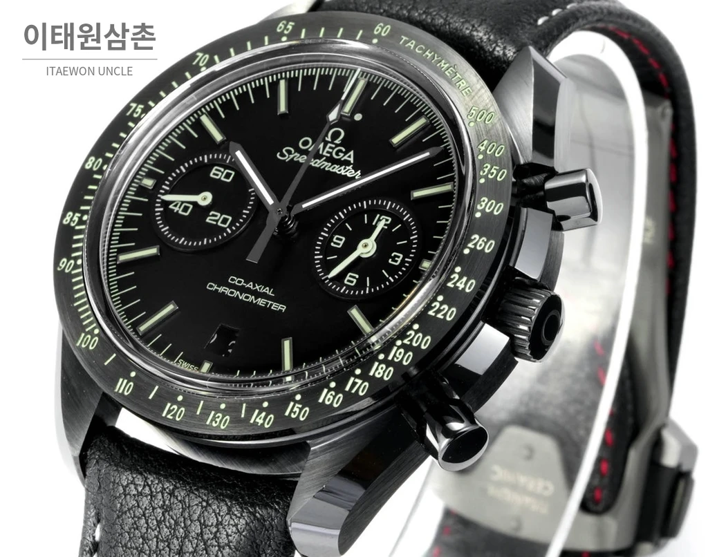 오메가 스피드마스터 문워치 세라믹 크로노그래프 블랙 베젤 화이트 인덱스 오토매틱 44.25mm 블랙 다이얼 블랙 가죽 스트랩