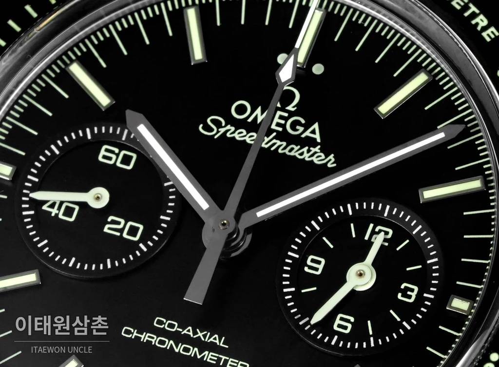 오메가 스피드마스터 문워치 세라믹 크로노그래프 블랙 베젤 화이트 인덱스 오토매틱 44.25mm 블랙 다이얼 블랙 가죽 스트랩