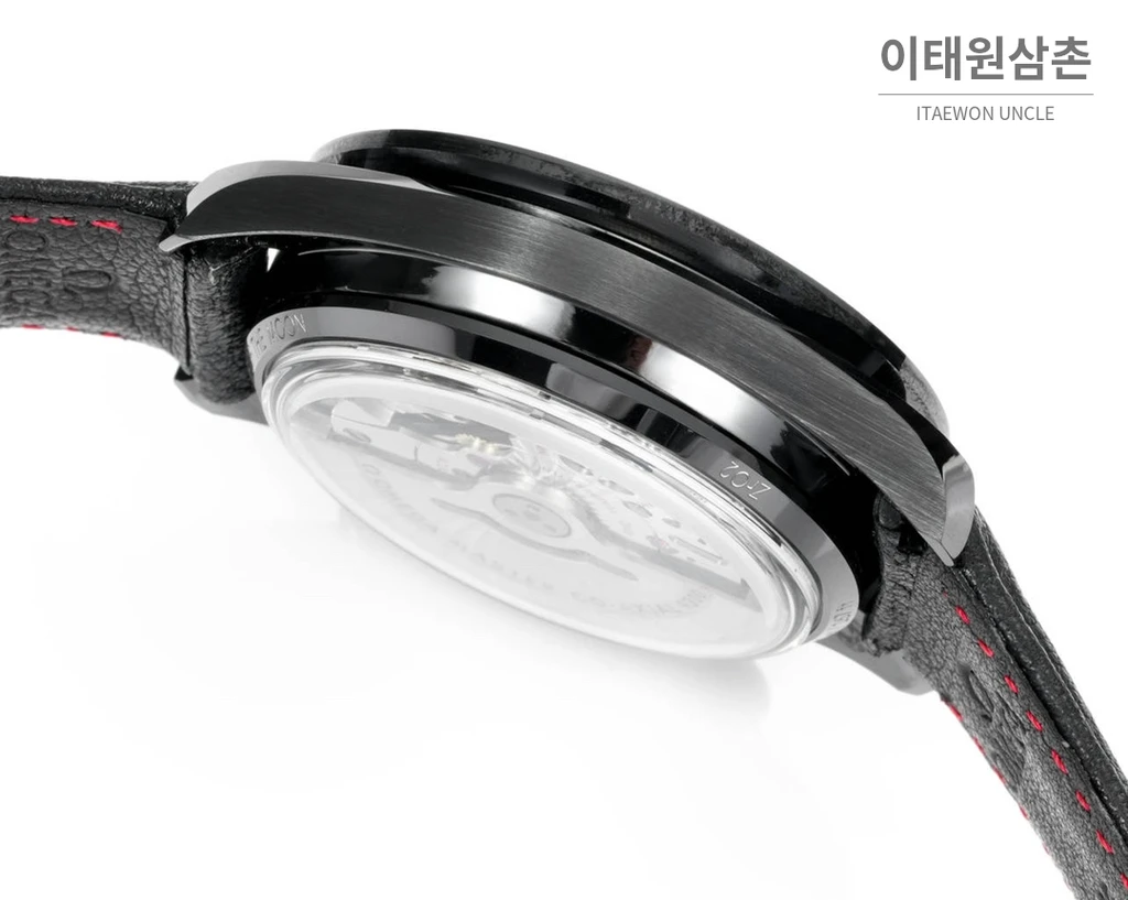 오메가 스피드마스터 문워치 세라믹 크로노그래프 블랙 베젤 화이트 인덱스 오토매틱 44.25mm 블랙 다이얼 블랙 가죽 스트랩