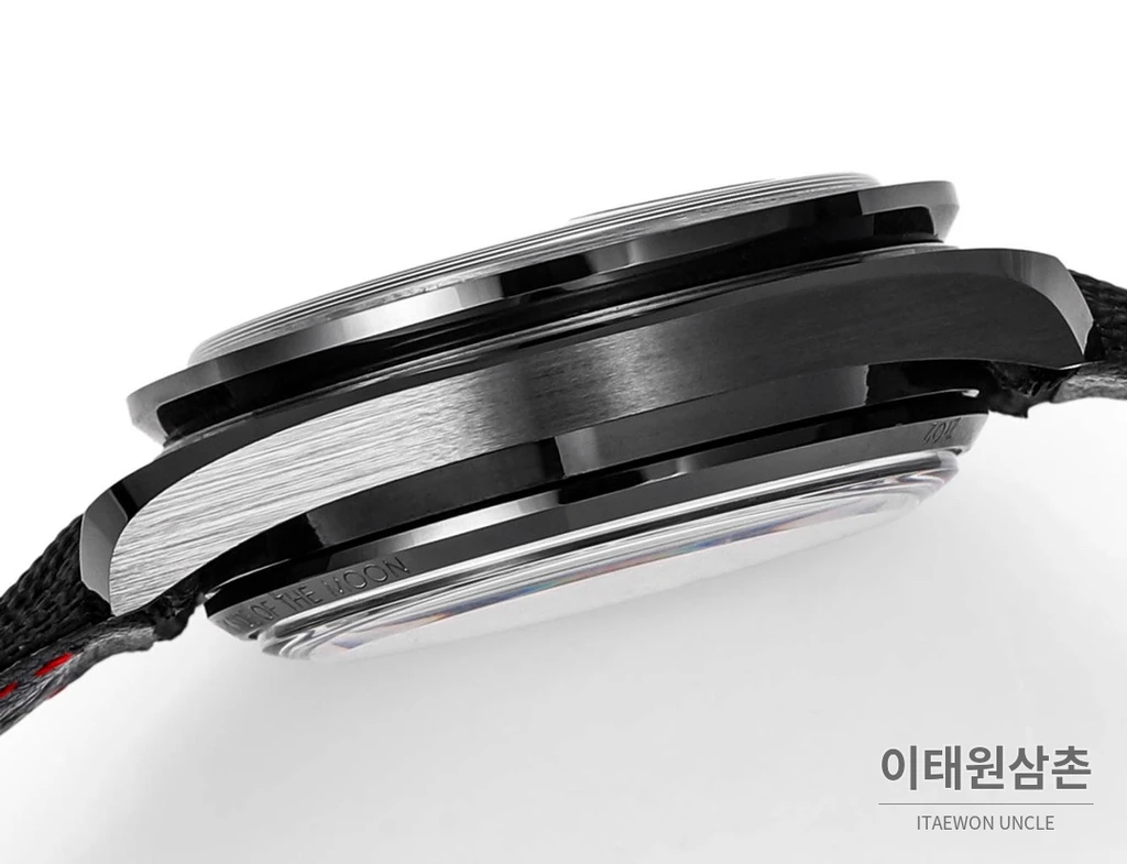 오메가 스피드마스터 문워치 세라믹 크로노그래프 블랙 베젤 화이트 인덱스 오토매틱 44.25mm 블랙 다이얼 블랙 나일론 스트랩