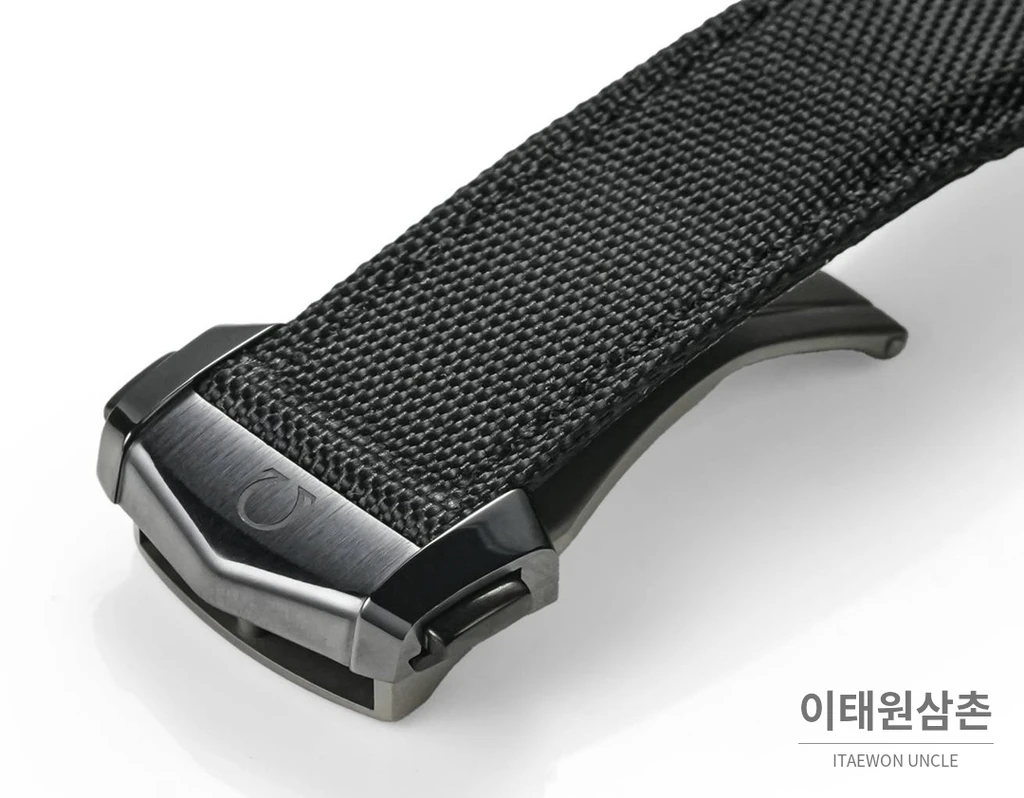 오메가 스피드마스터 문워치 세라믹 크로노그래프 블랙 베젤 화이트 인덱스 오토매틱 44.25mm 블랙 다이얼 블랙 나일론 스트랩