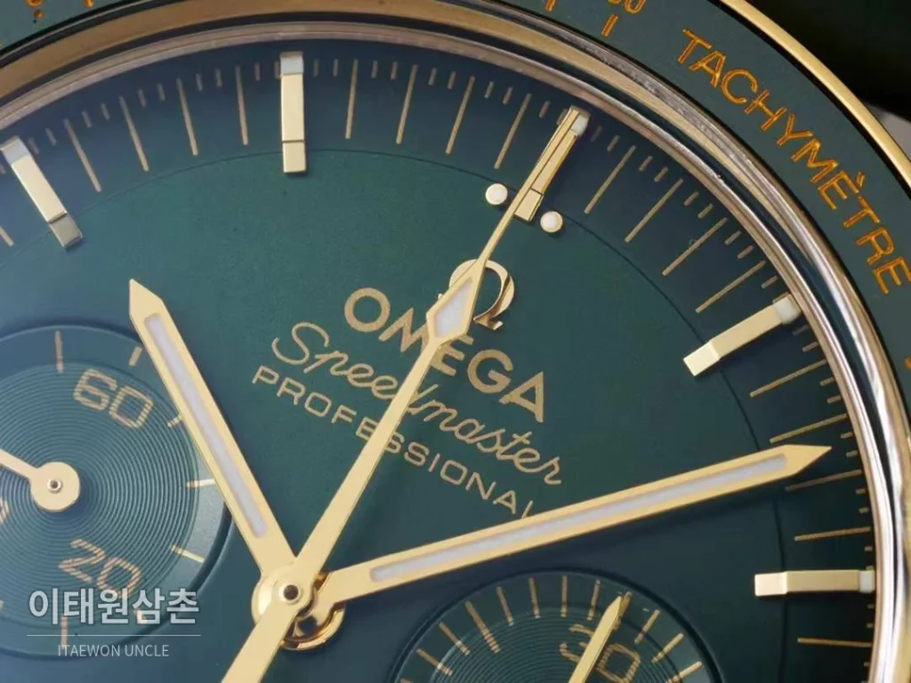 오메가 스피드마스터 문워치 그린 골드 크로노그래프 오토매틱 42mm 그린 / 블랙 골드 그린 가죽 스트랩