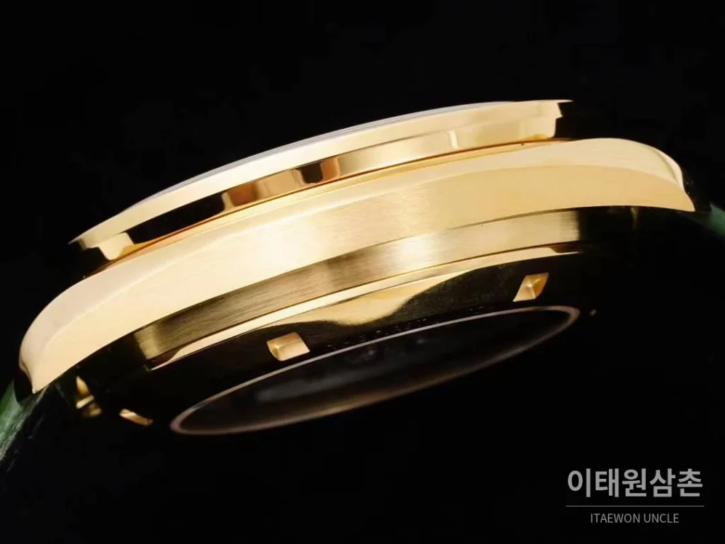 오메가 스피드마스터 문워치 그린 골드 크로노그래프 오토매틱 42mm 그린 / 블랙 골드 그린 가죽 스트랩