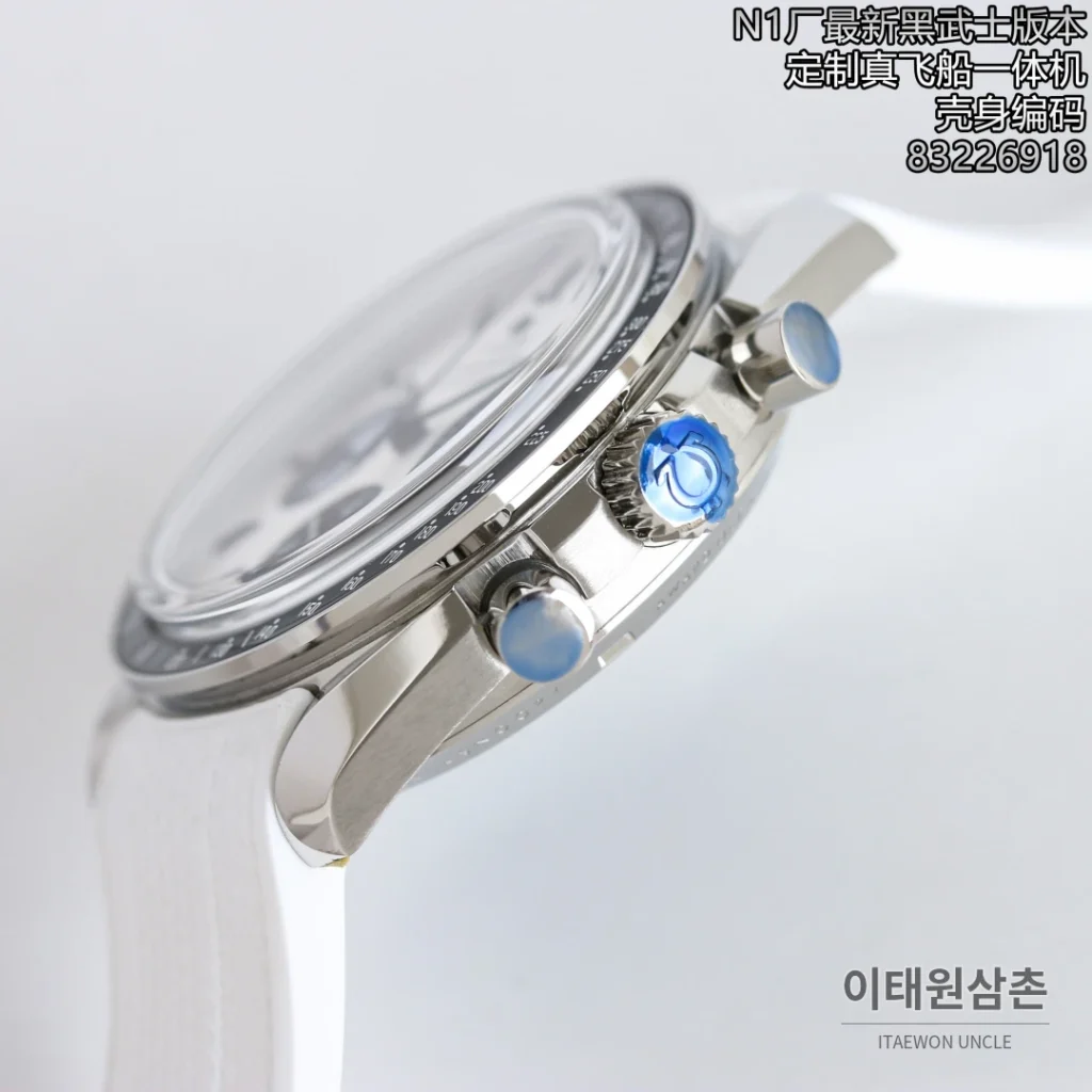 오메가 스피드마스터 스누피 50주년 블랙 세라믹 크로노그래프 오토매틱 42mm