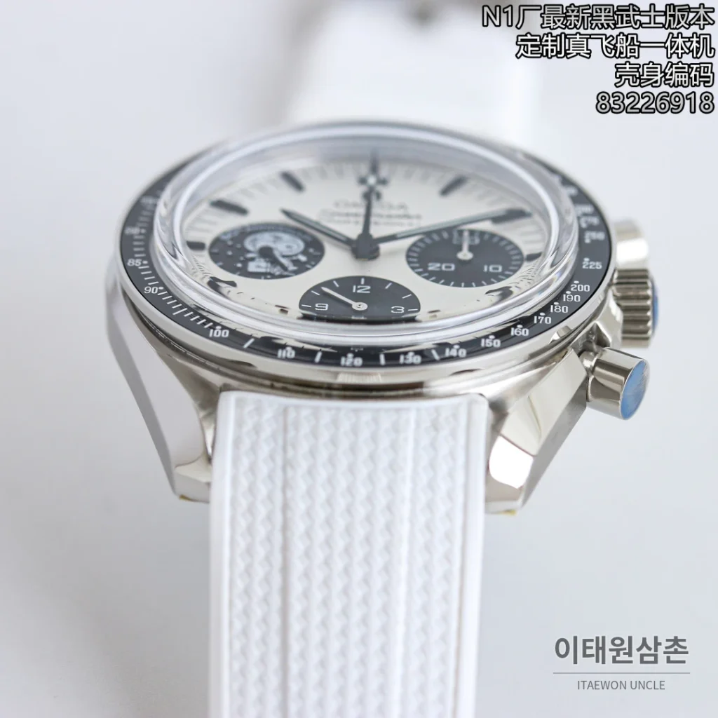 오메가 스피드마스터 스누피 50주년 블랙 세라믹 크로노그래프 오토매틱 42mm