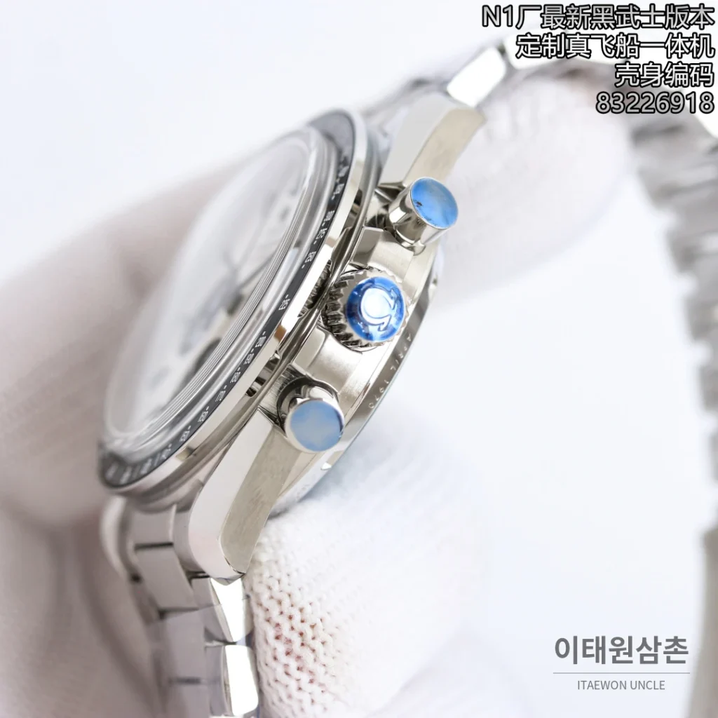 오메가 스피드마스터 스누피 50주년 블랙 세라믹 크로노그래프 오토매틱 42mm 화이트 다이얼