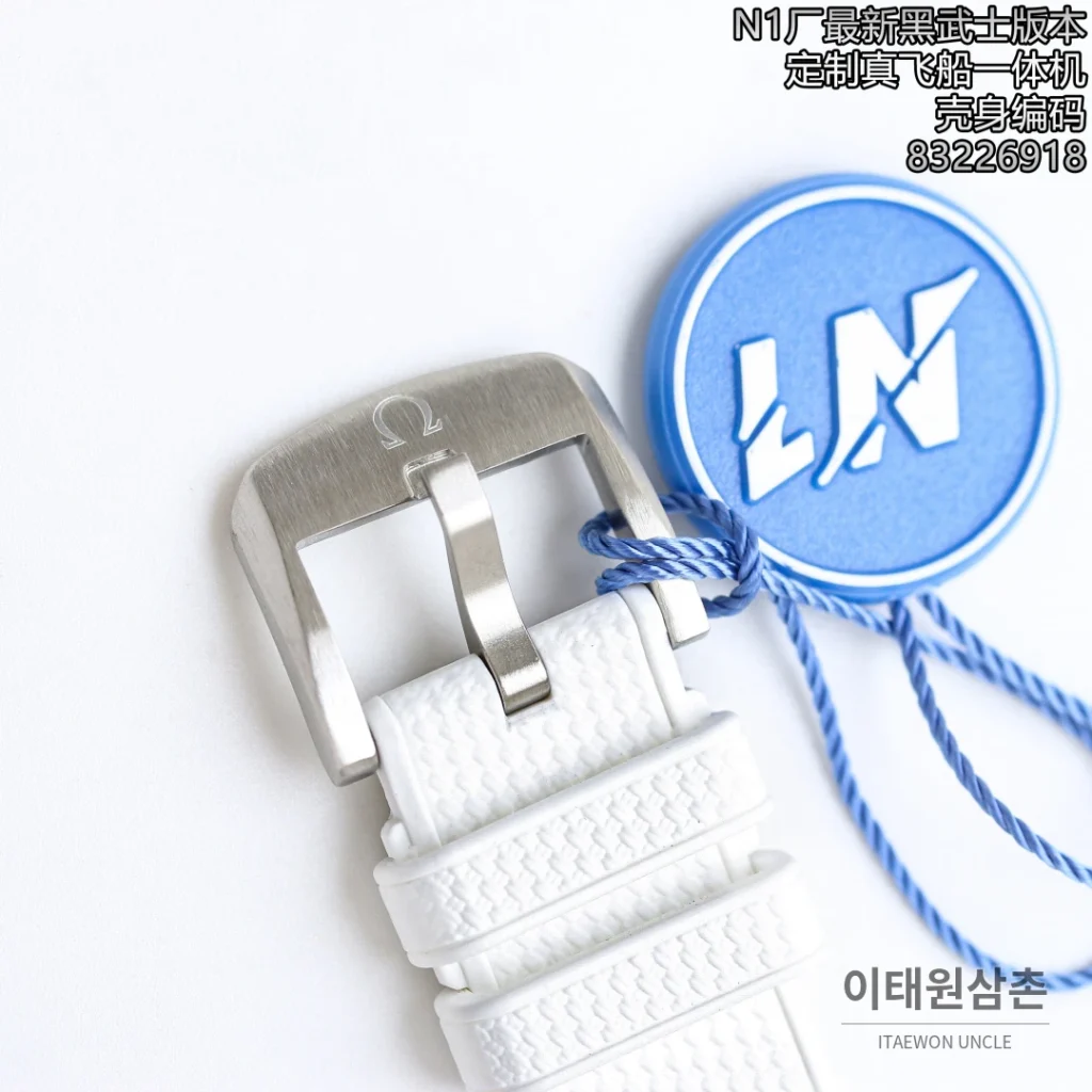 오메가 스피드마스터 스누피 50주년 블랙 세라믹 크로노그래프 오토매틱 42mm