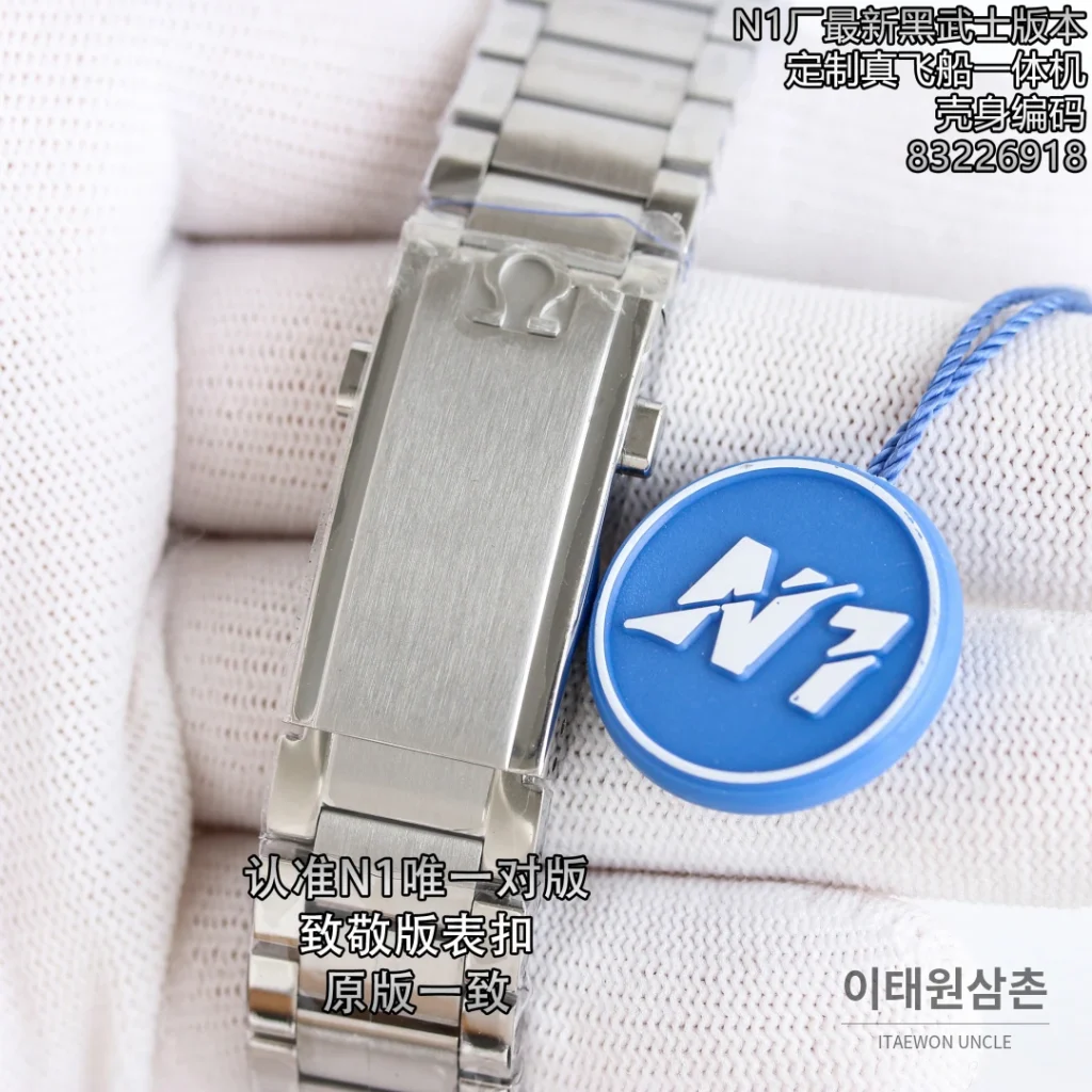 오메가 스피드마스터 스누피 50주년 블랙 세라믹 크로노그래프 오토매틱 42mm 화이트 다이얼